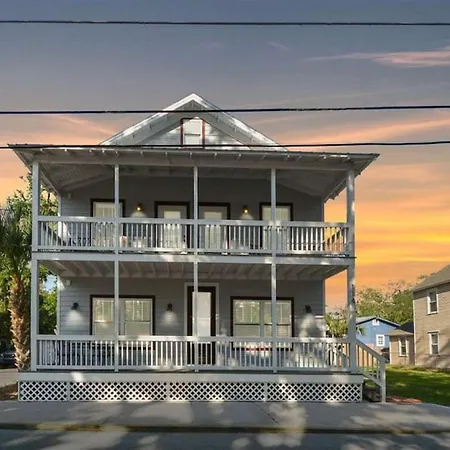 Villa Peaceful Porch Perfect Downtown Retreat